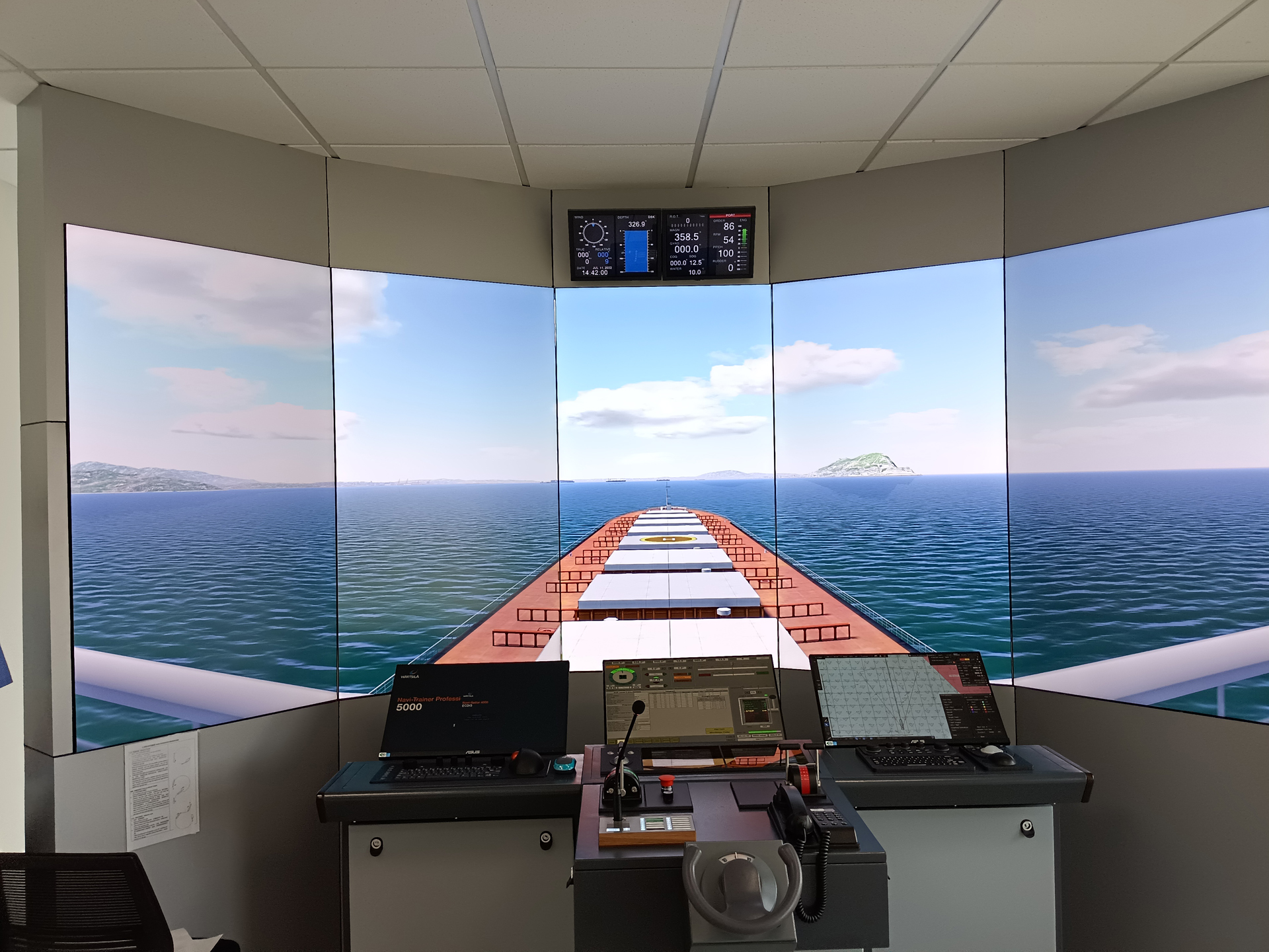 1行5列 弧形拼接屏屏案例展示群创55寸3.5MM